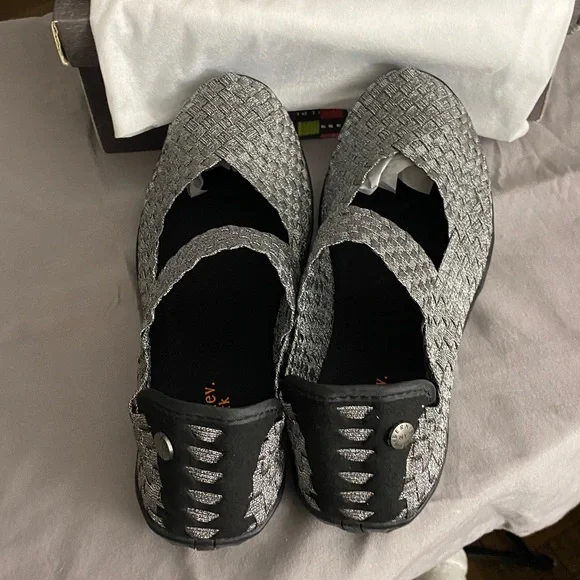 NEW IN BOX BERNIE MEV. CUDDLY WO SIZE 11***(EU 42) Wom Black Gray Woven Flats - Picture 10 of 12